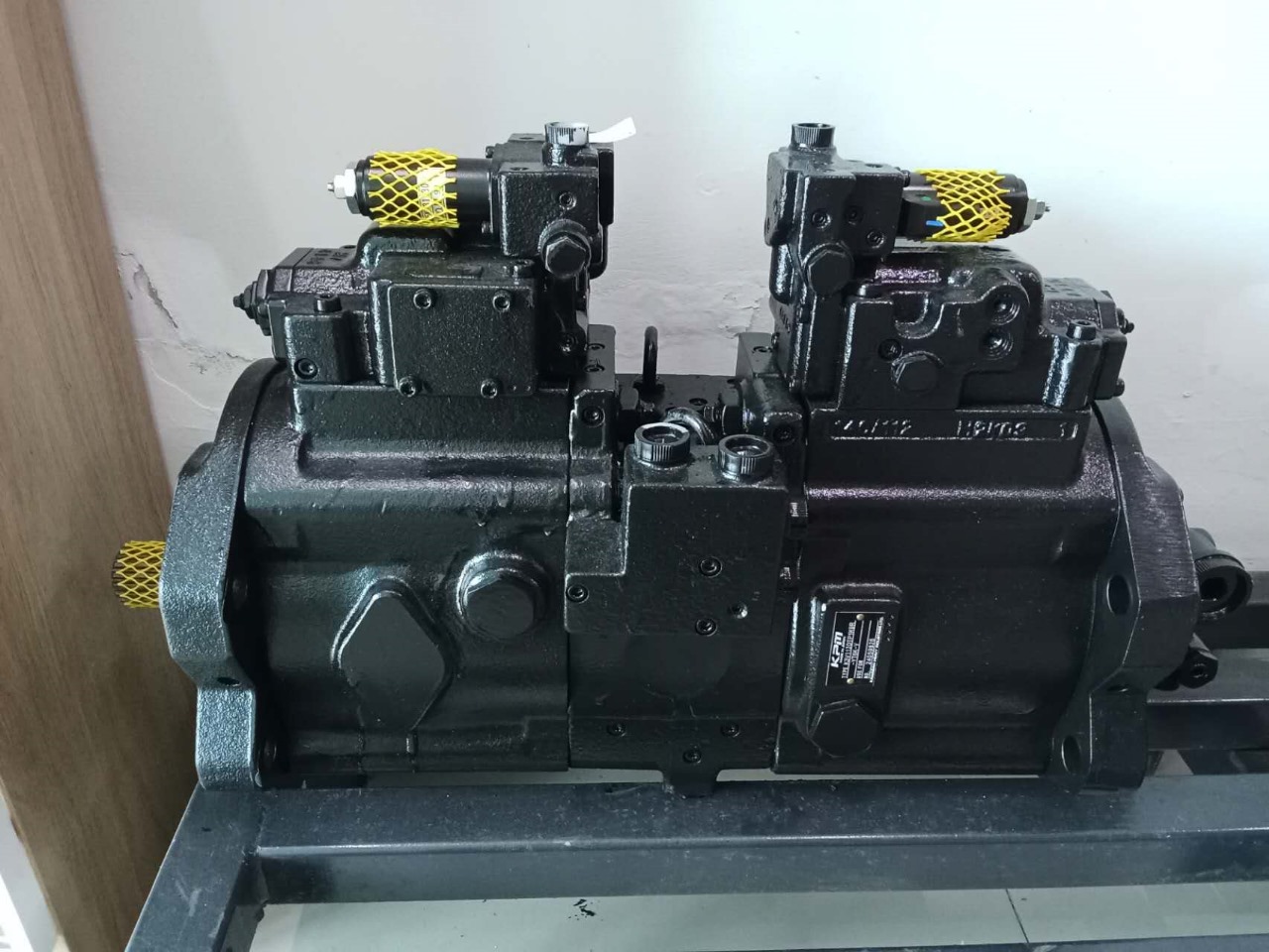 main pump assy SK200-8 Genuine KPM Kawasaki Jepang main pump assy SK200-8 Genuine KPM Kawasaki Jepang