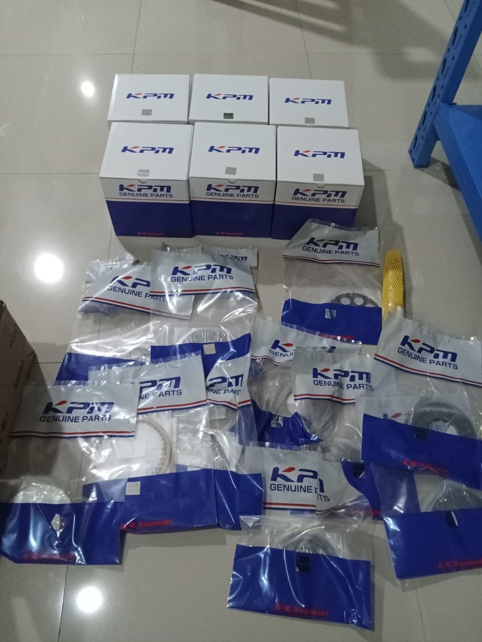 stok SUKU CADANG main pump parts,swing motor parts,solenoid,pilot valve,gear pump KOBELCO asli Kawasaki jepang stok SUKU CADANG main pump parts,swing motor parts,solenoid,pilot valve,gear pump KOBELCO asli Kawasaki jepang