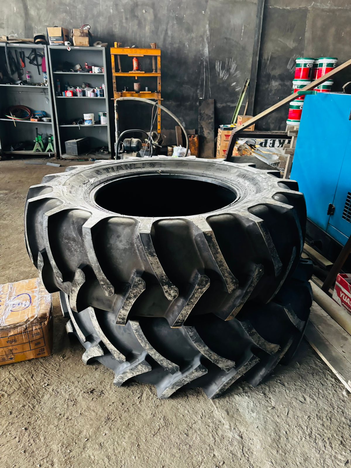 BAN BELAKANG TRAKTOR TIANLI UK 18.4X30-10 12PLY