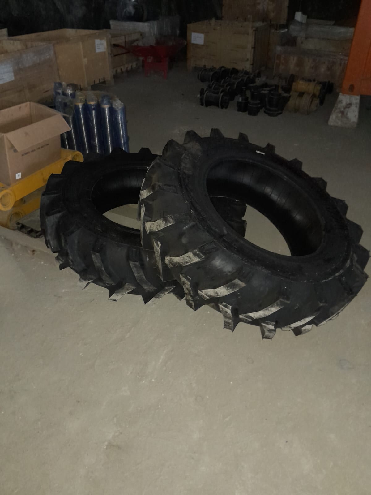 BAN DEPAN TRAKTOR MEREK ARMOUR UK. 12.4-24 8 Ply