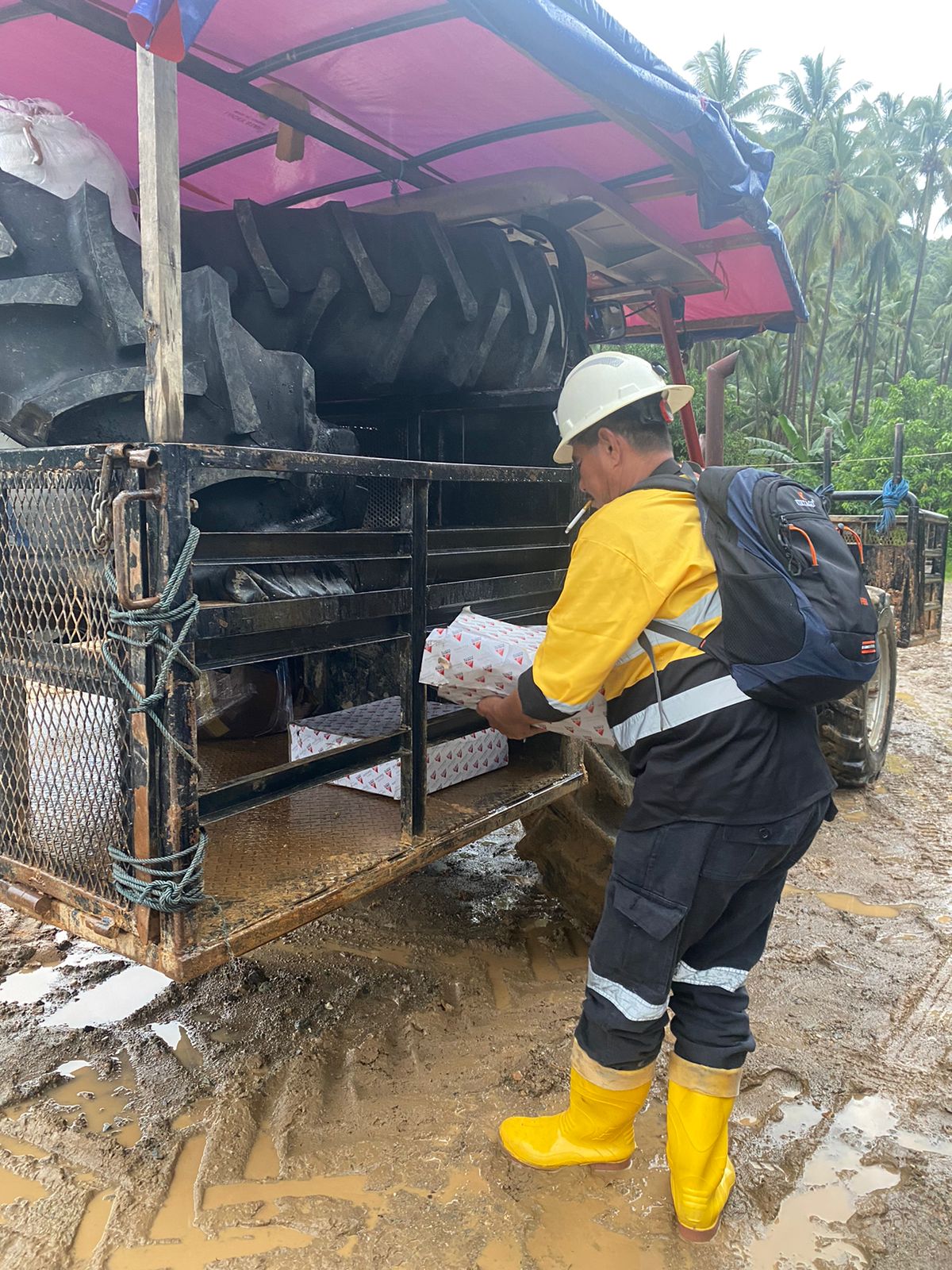 OJP PARTS MELAKUKAN PENJUALAN DOOR TO DOOR SERVICE PENGANTARAN BAN TRAKTOR JOHNDEERE KE SITE PABRIK