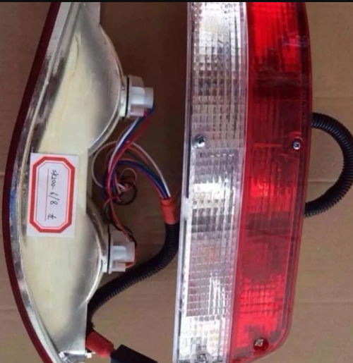 LAMPU BELAKANG KIRI (LH) KOBELCO SK200-8 PN YM80S00001F1