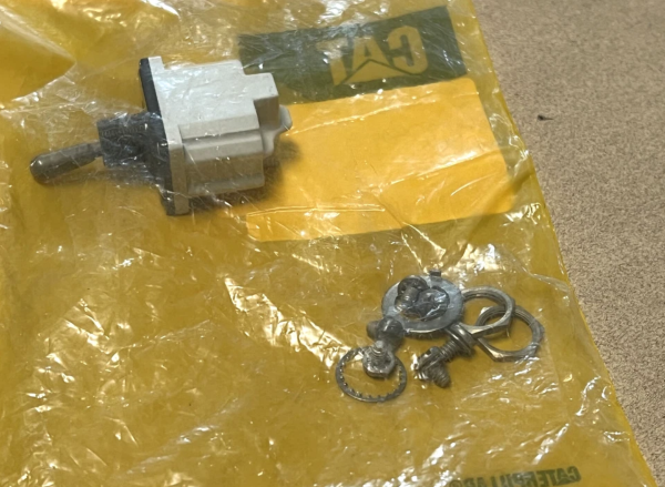 Double Pole, Double Throw 28 Volt Toggle Switch CAT CS533E PN 3T-4405