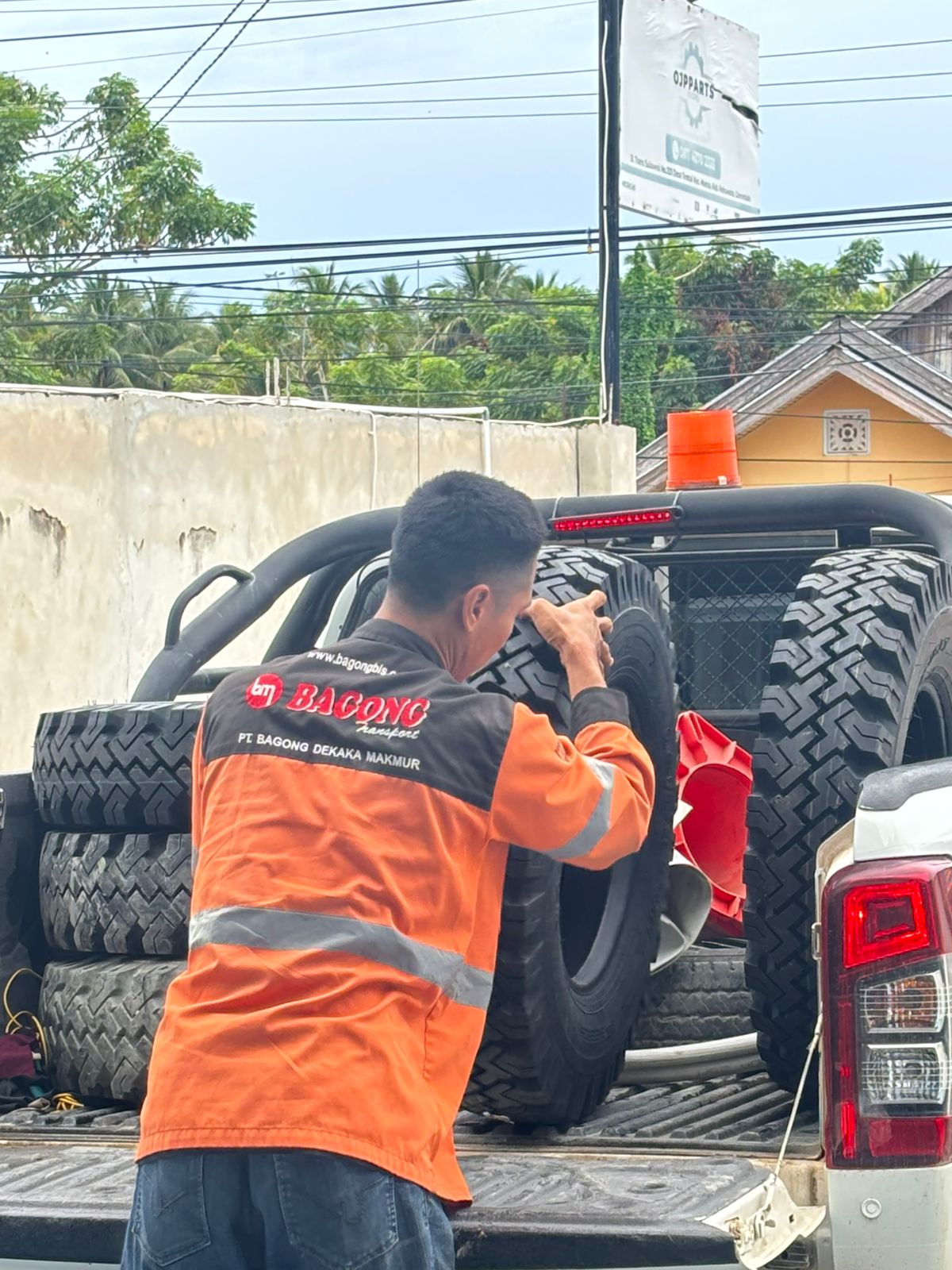 PENJUALAN BAN OTR TRUK BUS KE PELANGGAN KEBUN 1
