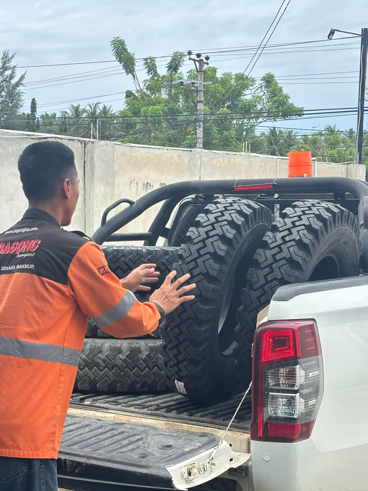 PENJUALAN BAN OTR TRUK BUS KE PELANGGAN KEBUN 2