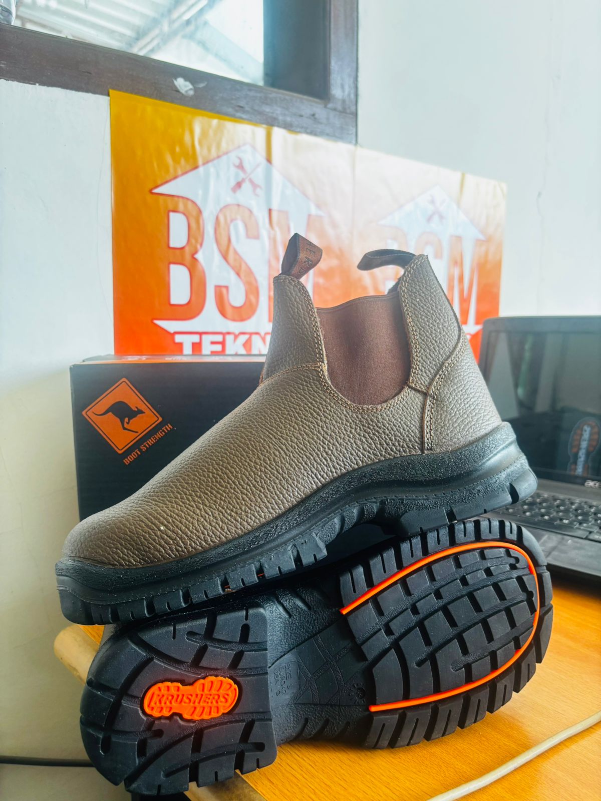 SAFETY SHOES SIZE 44 MERK Krushers WARNA COKLAT MUDA