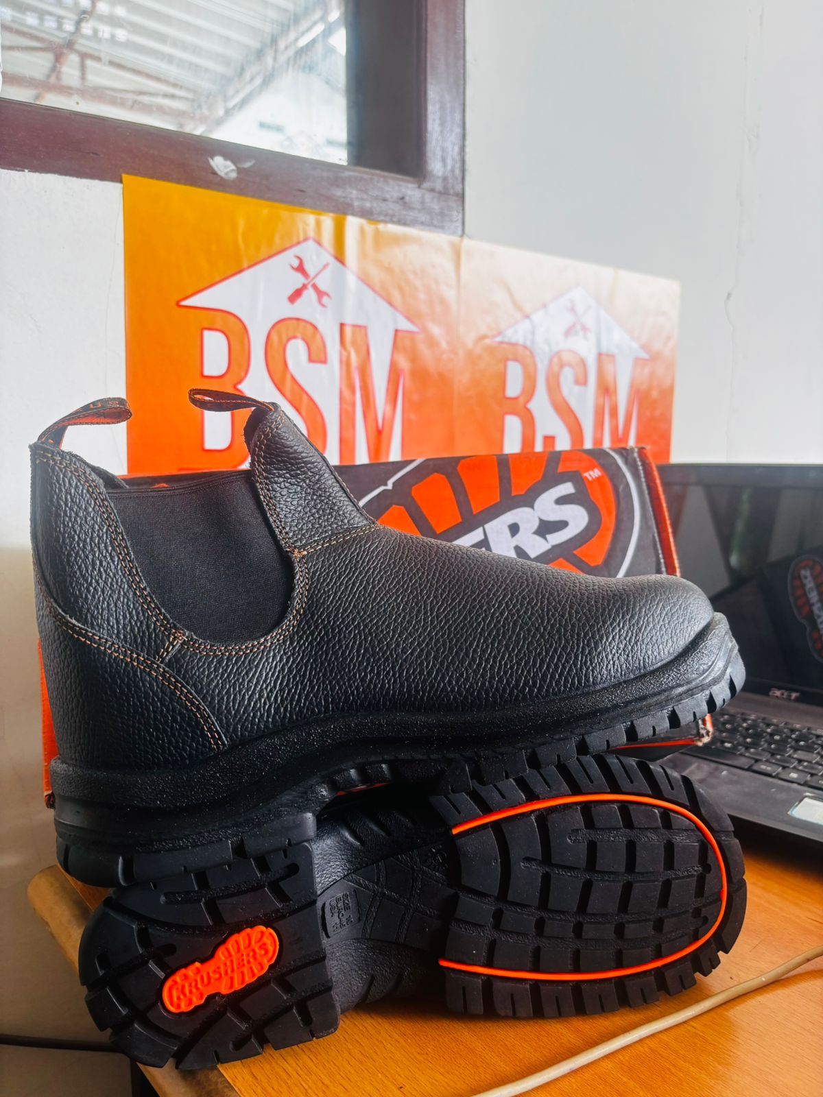 SAFETY SHOES SIZE 45 MERK Krushers WARNA HITAM