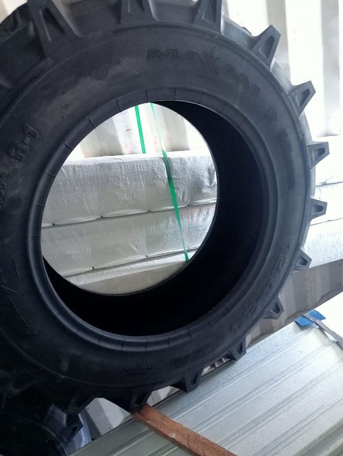 BAN LUAR DEPAN MAXAM 12.4-24-8 PR MASSEY FERGUSON