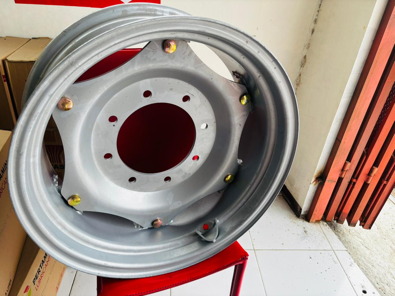 VELEG RODA DEPAN UKURAN 12.4-24 TRAKTOR MASSEY FERGUSON MF440